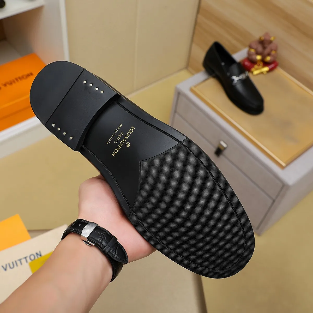 Men's shoes 460 💰 Louis Vuitton LV ® 🆕 model 🔛 full shoe counter, first layer cowhide, 🐂leather lining casual shoes for men, super soft outsole, a must-have for driving. Synchronized with the counter, original first layer cowhide, completely 1:1 mold customization 🌹 top version, color optional! Number: 38-44 (45.46 customized)